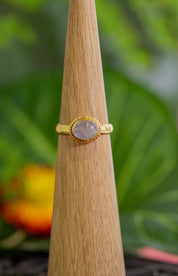 Ovali Rainbow Moonstone Ring